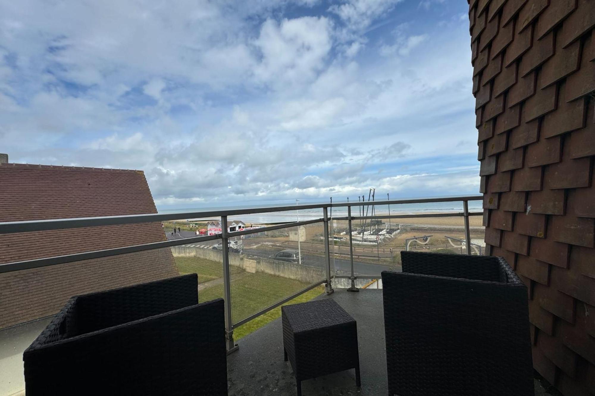 Apartment T2 With 2 Balconies On The Seafront Ouistreham